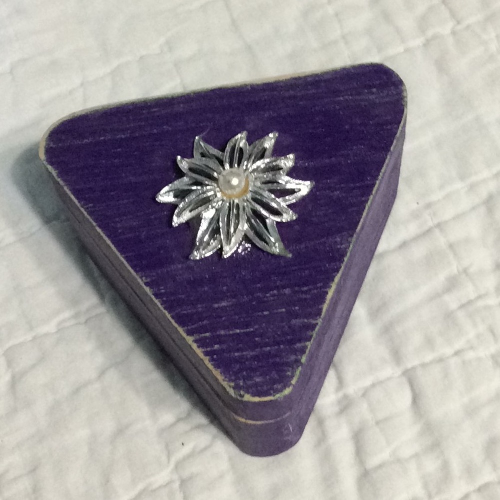 Trinket triangle box with magnetic closure. H274